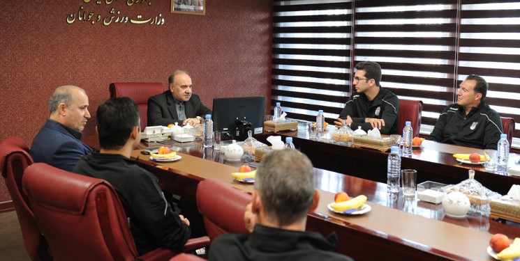 پول کارگران از حلقوم فوتبال بیرون کشیده می شود